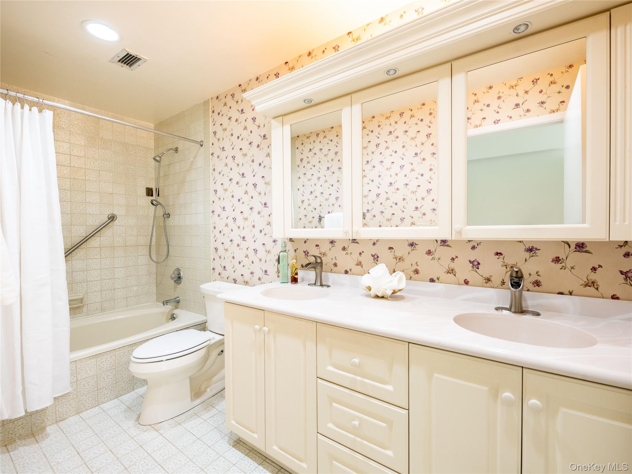 #8 photo, 372 Main Street, Port Washington , NY 11050