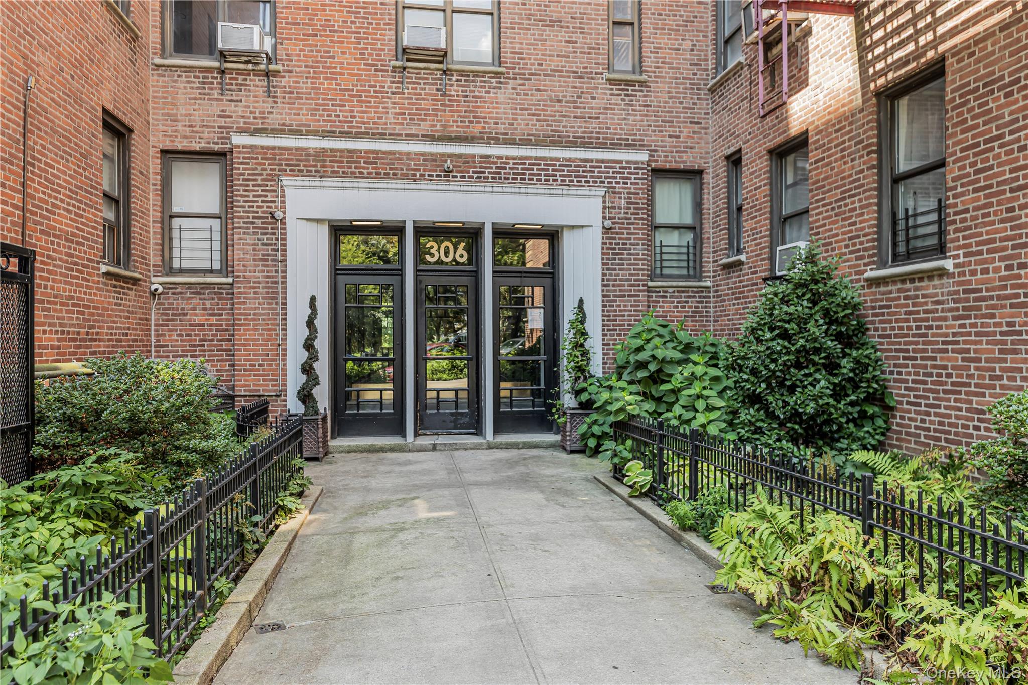 #2 photo, 306 E Mosholu Parkway, Bronx , NY 10458