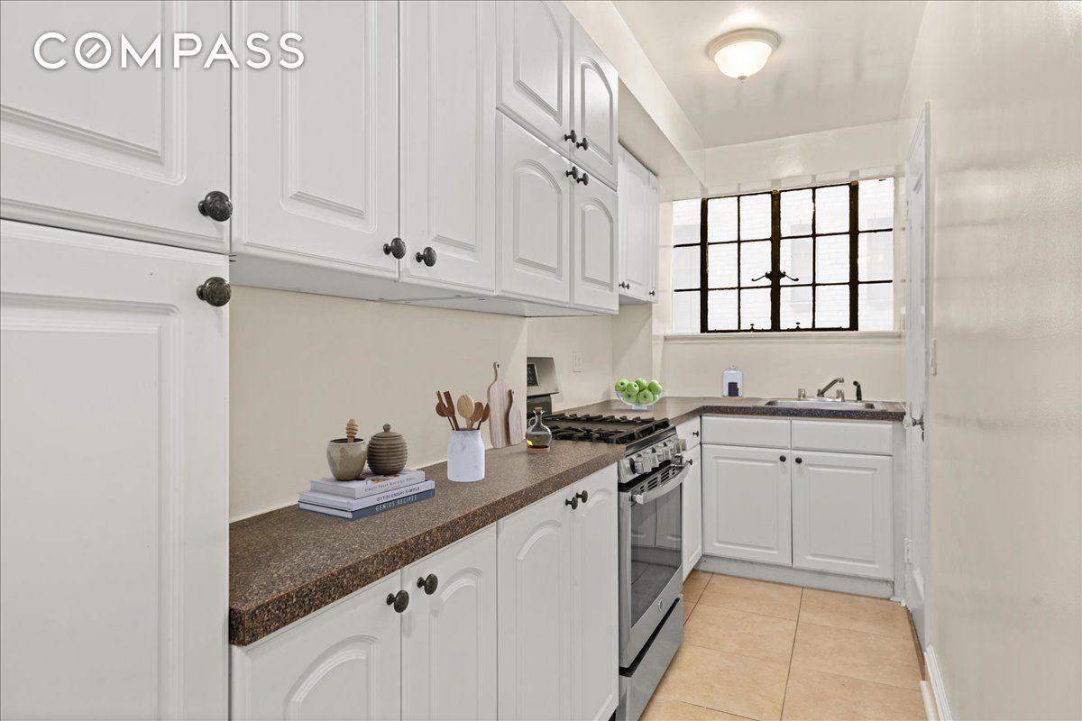 #4 photo, 325 E 41st Street, Murray Hill , NY 10017