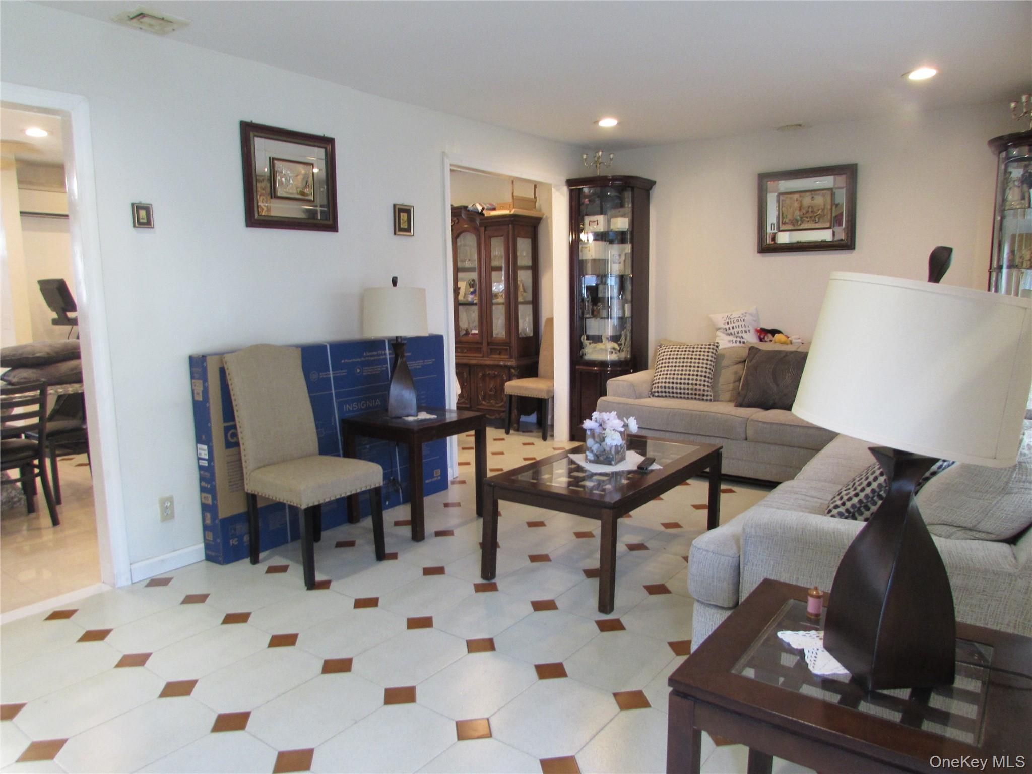 #3 photo, 828 Windmill Avenue, West Babylon , NY 11704