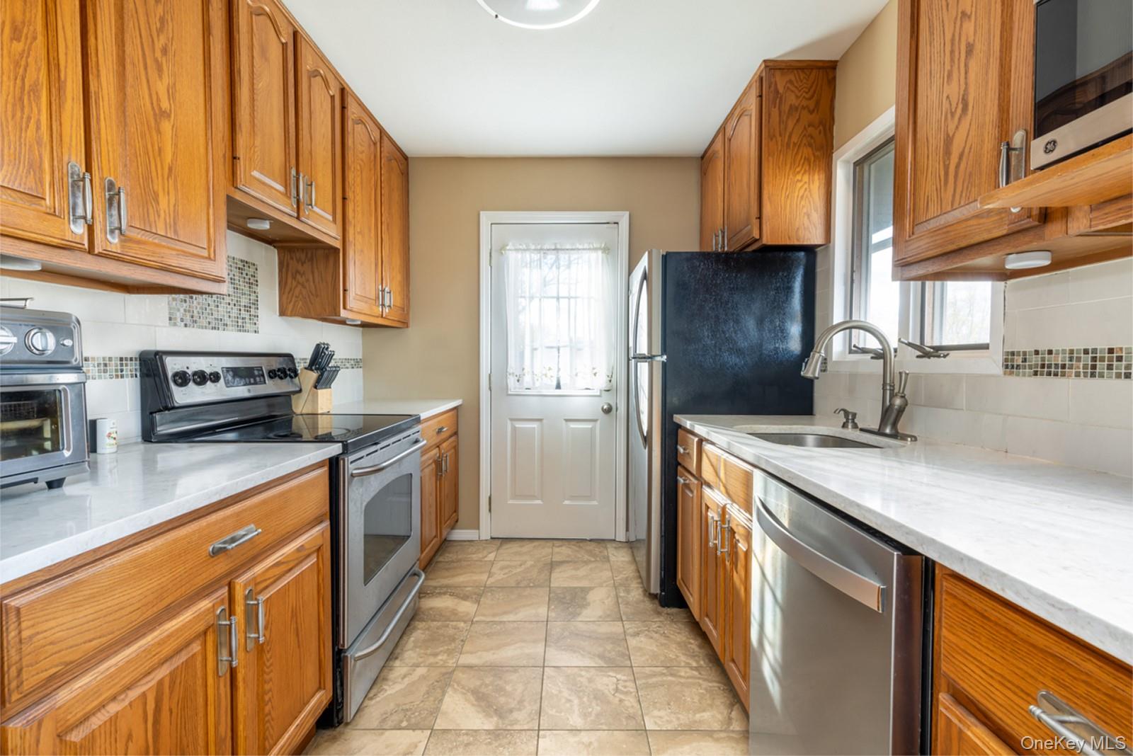 #5 photo, 16 E Hill Drive, サフォーク郡 Smithtown , NY 11787