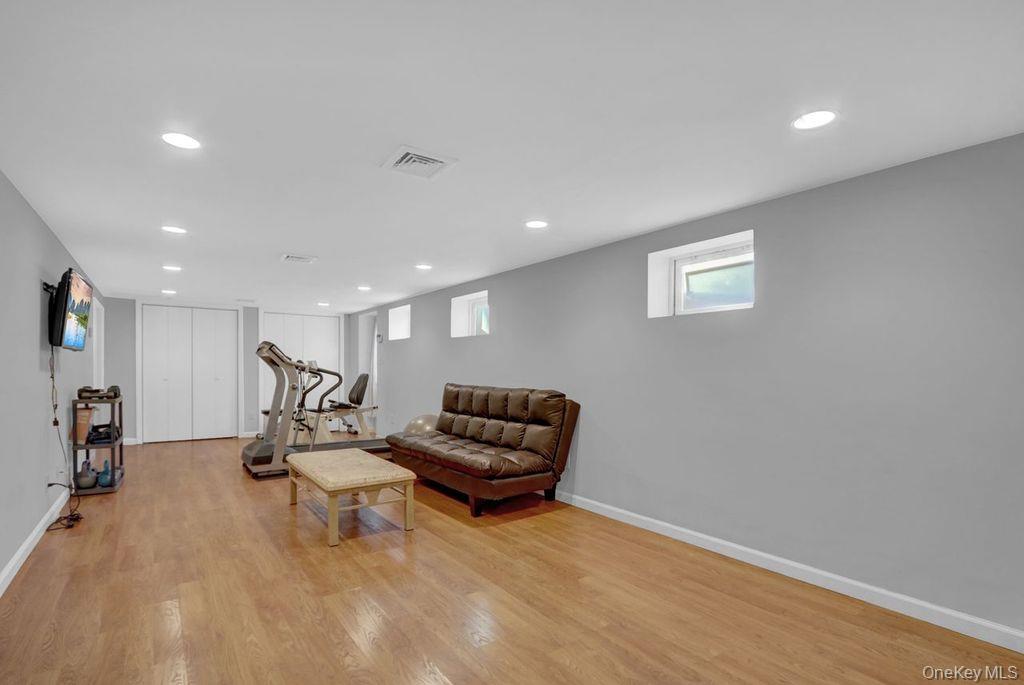 #20 photo, 25 Sterling Place, Malverne , NY 11565