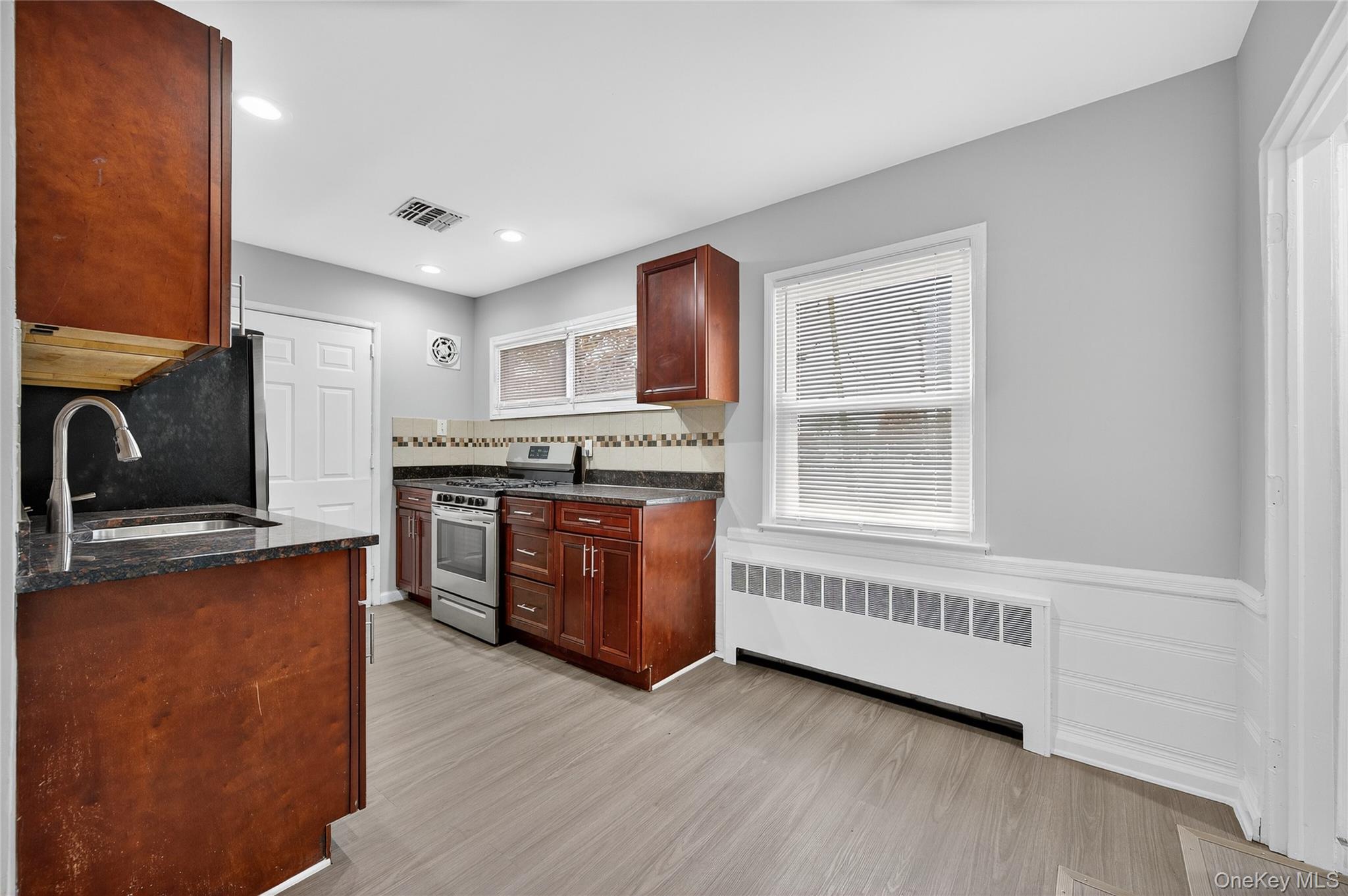 #5 photo, 552 Old Country Road, Plainview , NY 11803