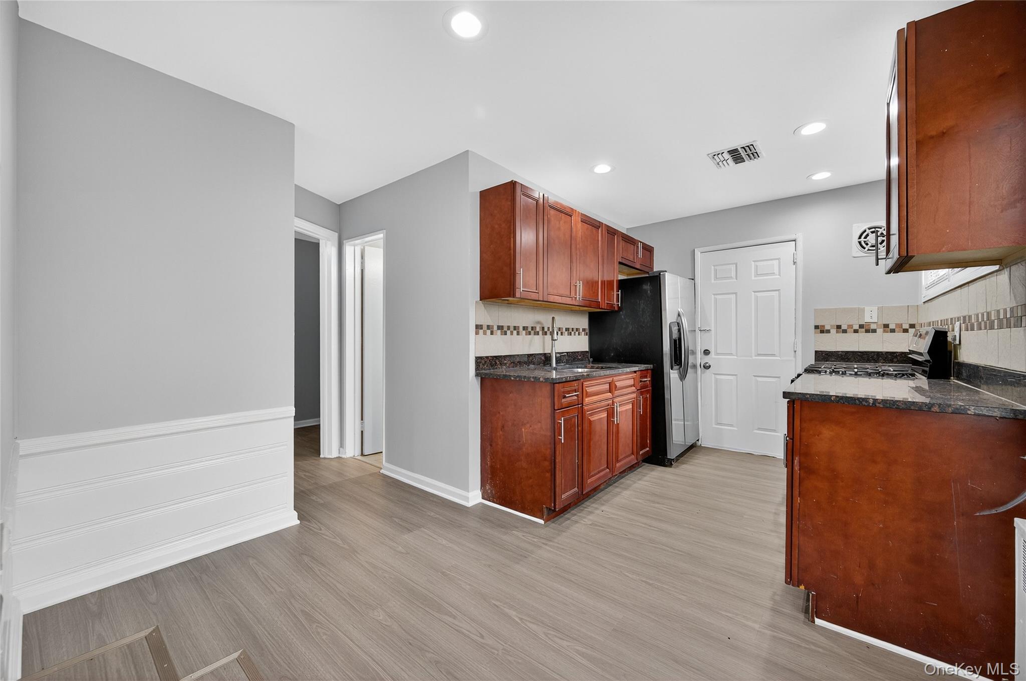 #6 photo, 552 Old Country Road, Plainview , NY 11803