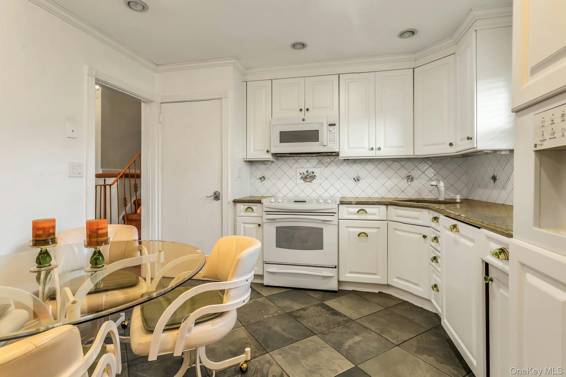 #6 photo, 946 Bard Road, Westbury , NY 11590