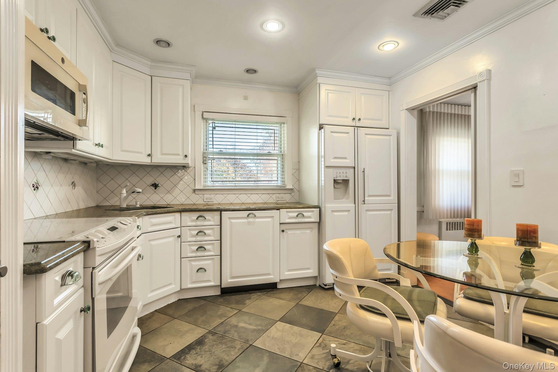 #7 photo, 946 Bard Road, Westbury , NY 11590