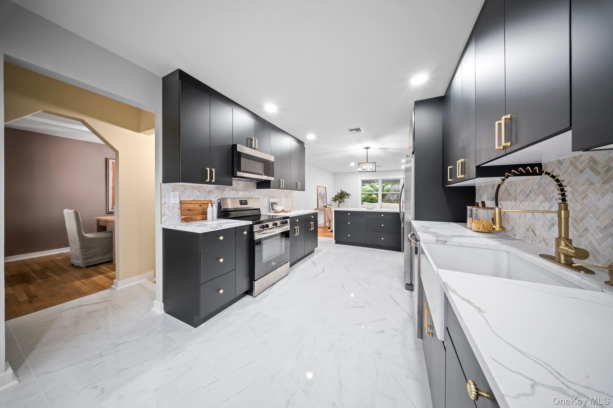 #4 photo, 10 Pinedale Avenue, サフォーク郡 Farmingville , NY 11738