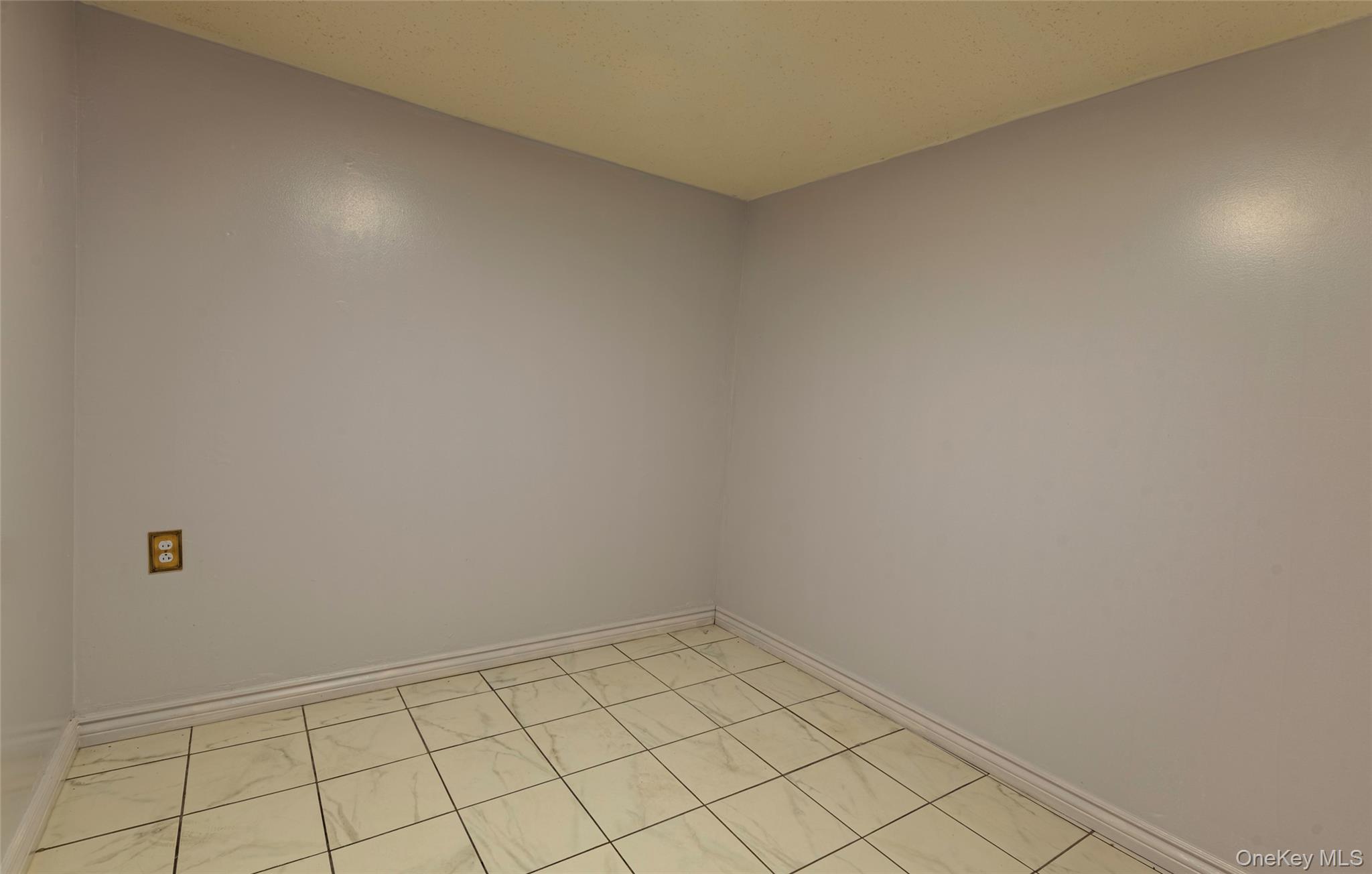 #19 photo, 244-19 Grand Central Parkway, Douglaston , NY 11362