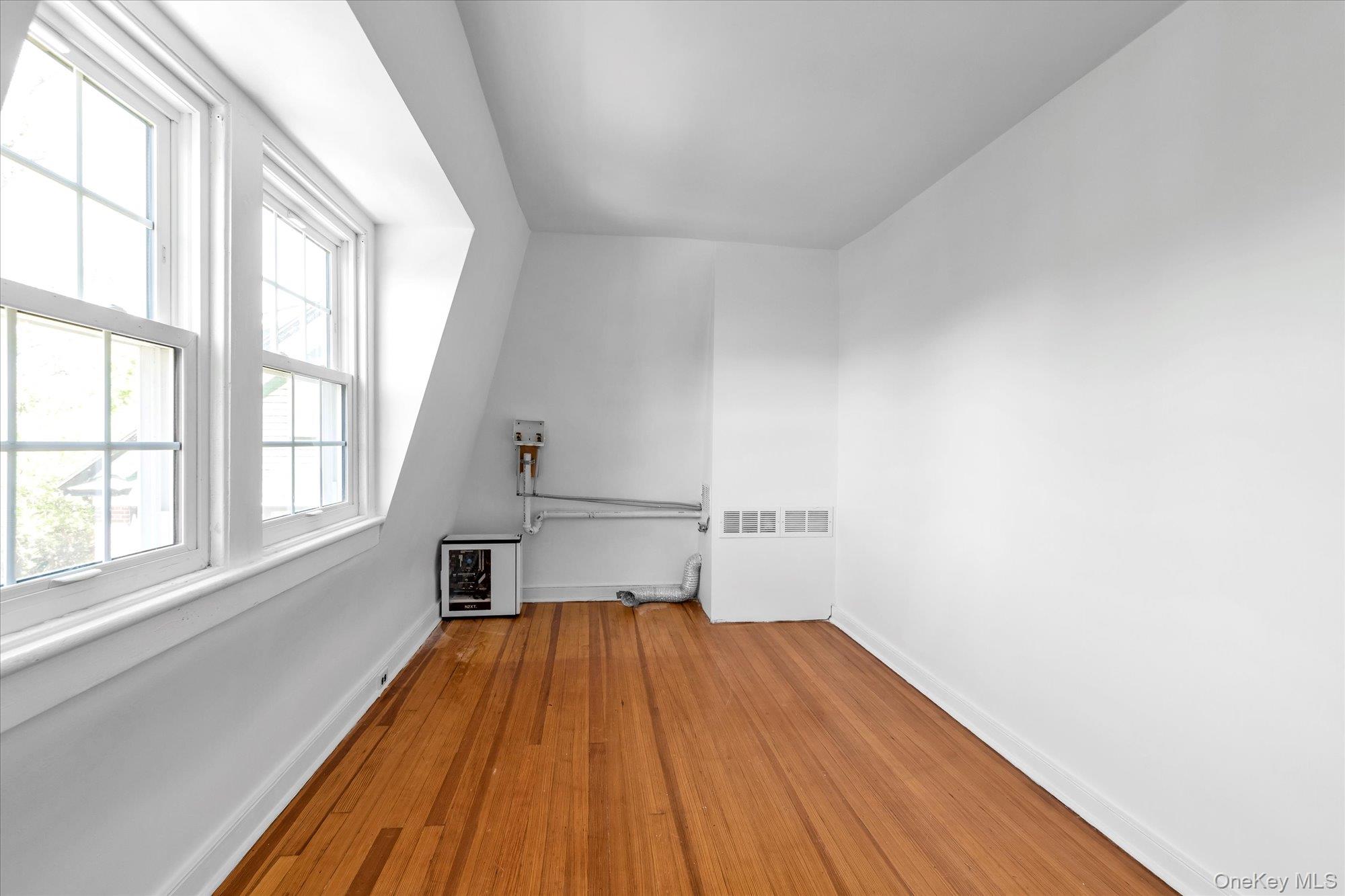 #12 photo, 39-26/24 213 Street, Bayside , NY 11361