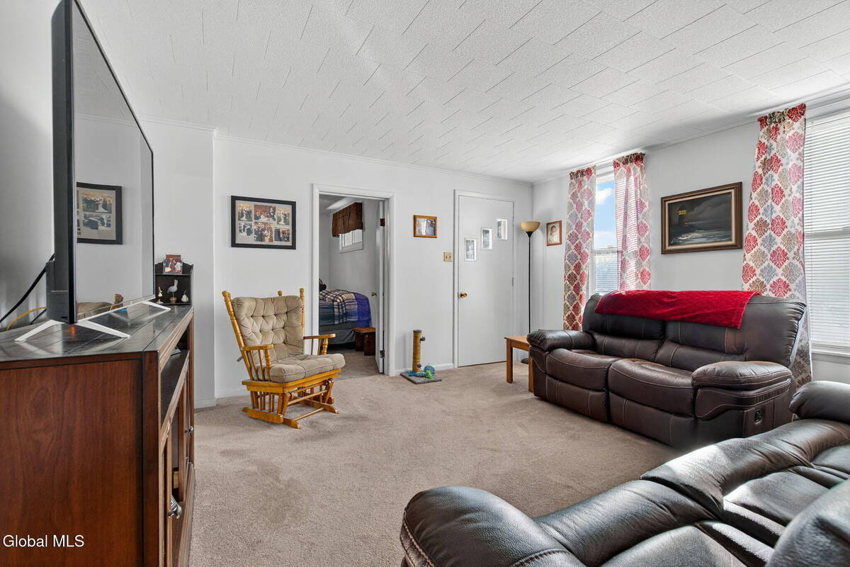 #11 photo, 386-388 Locust Avenue, Amsterdam , NY 12010