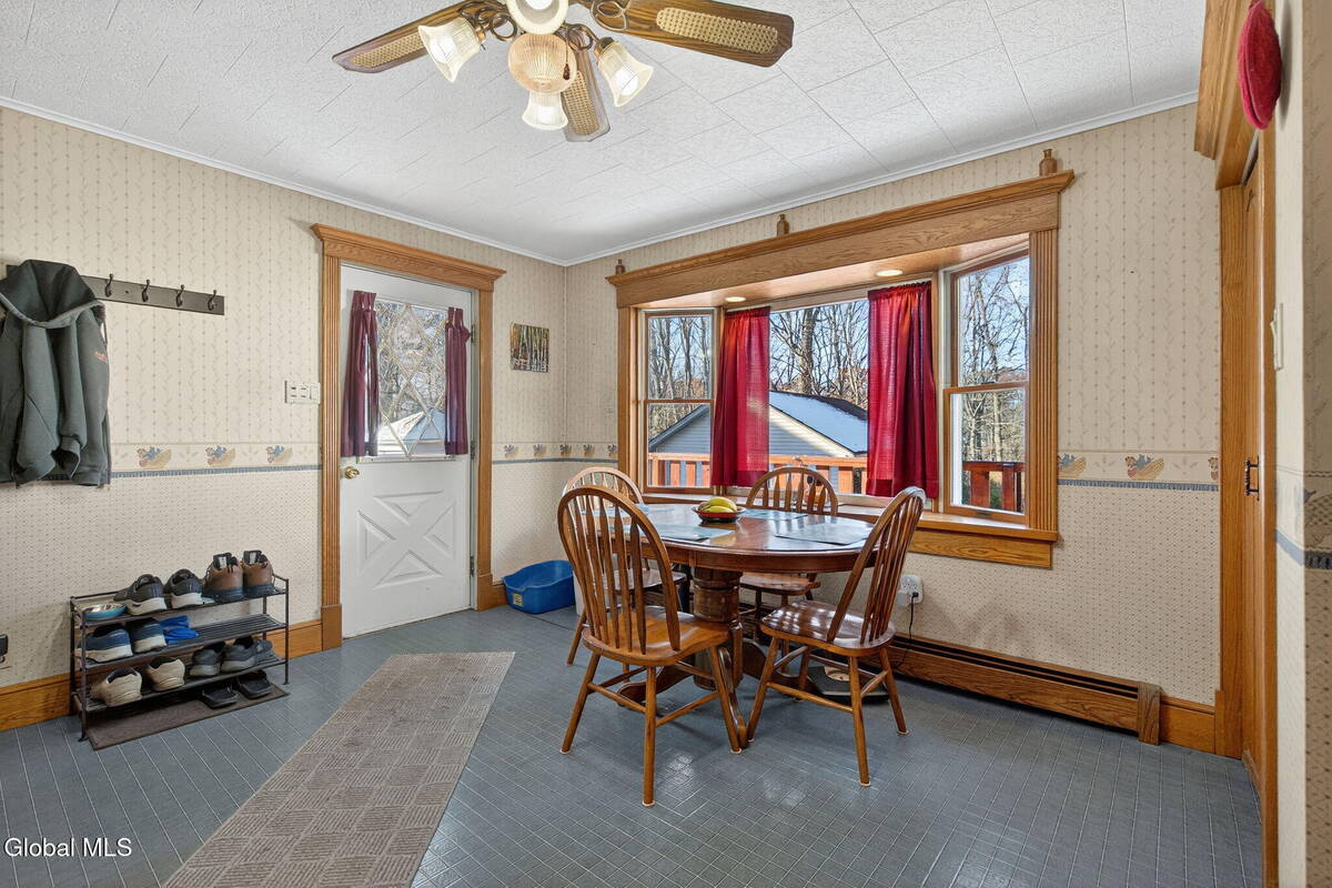 #12 photo, 386-388 Locust Avenue, Amsterdam , NY 12010