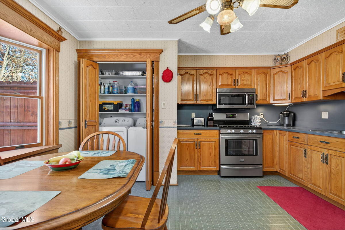 #16 photo, 386-388 Locust Avenue, Amsterdam , NY 12010