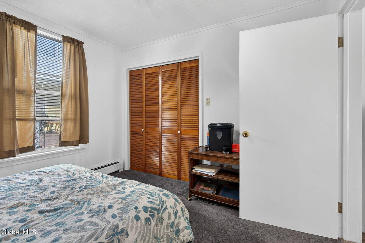 #18 photo, 386-388 Locust Avenue, Amsterdam , NY 12010