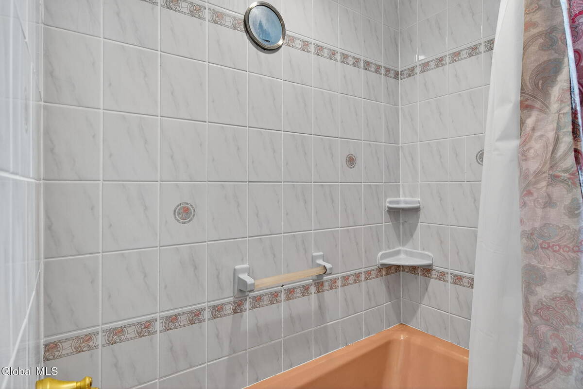 #25 photo, 386-388 Locust Avenue, Amsterdam , NY 12010