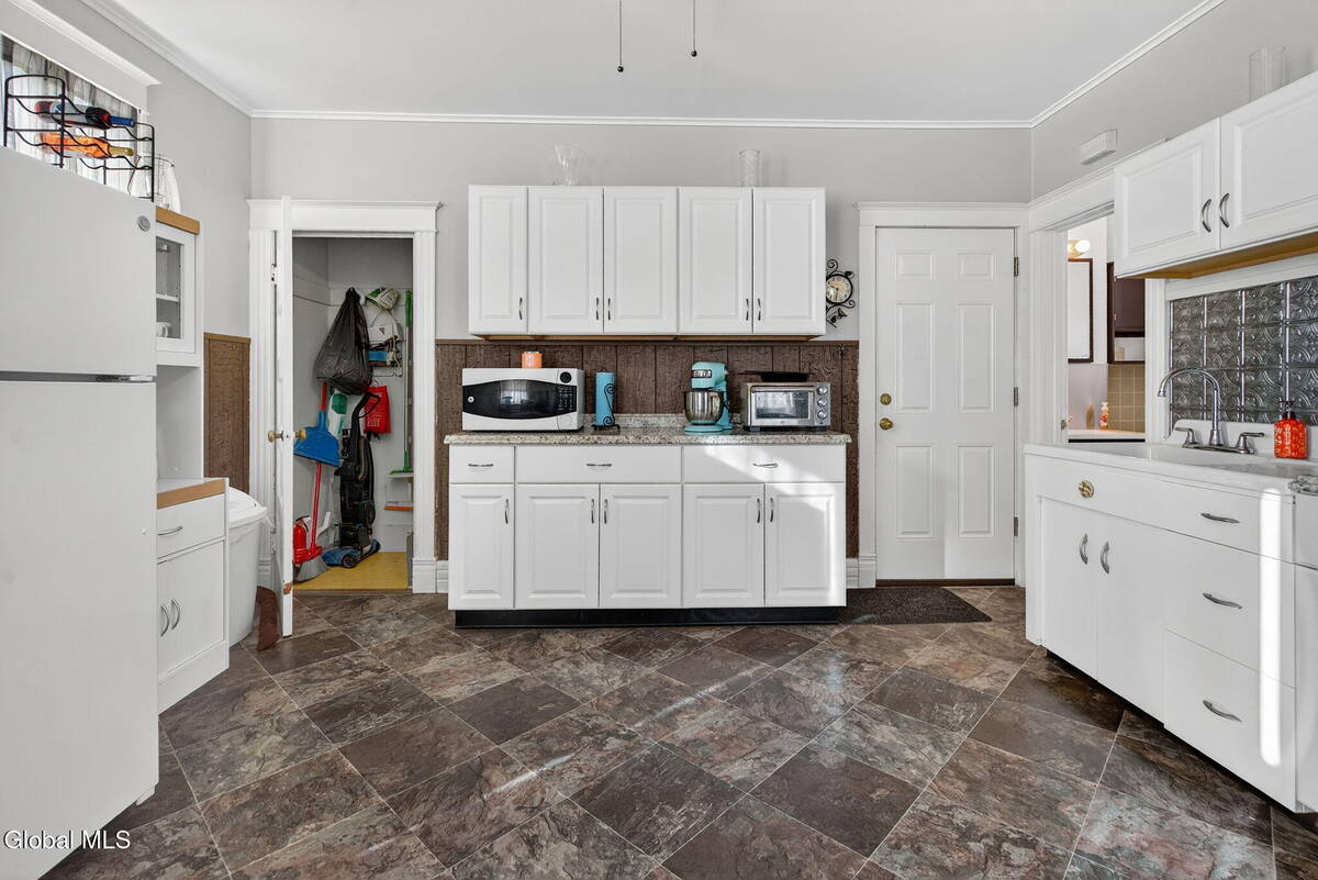 #33 photo, 386-388 Locust Avenue, Amsterdam , NY 12010