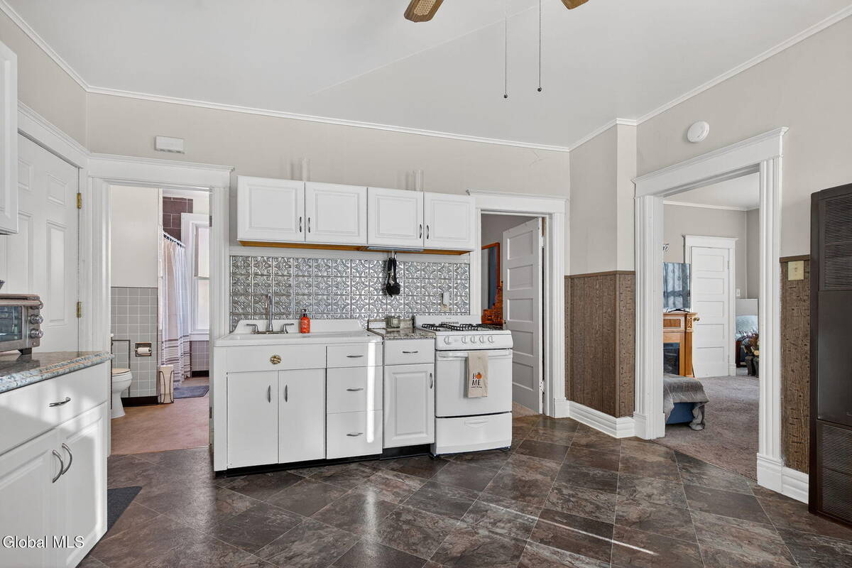 #34 photo, 386-388 Locust Avenue, Amsterdam , NY 12010