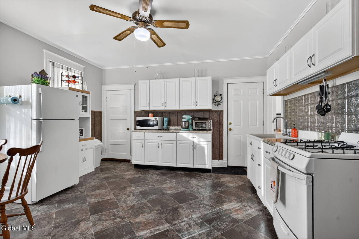 #35 photo, 386-388 Locust Avenue, Amsterdam , NY 12010