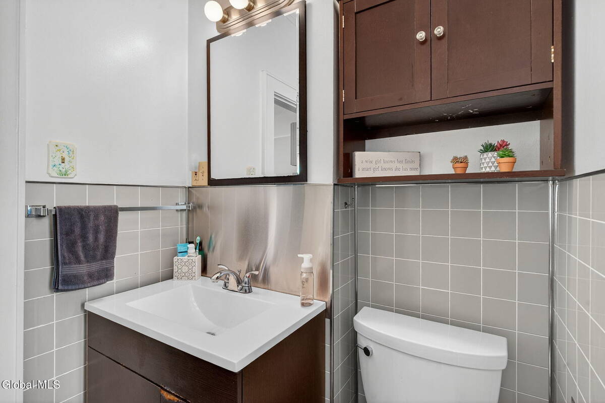 #41 photo, 386-388 Locust Avenue, Amsterdam , NY 12010