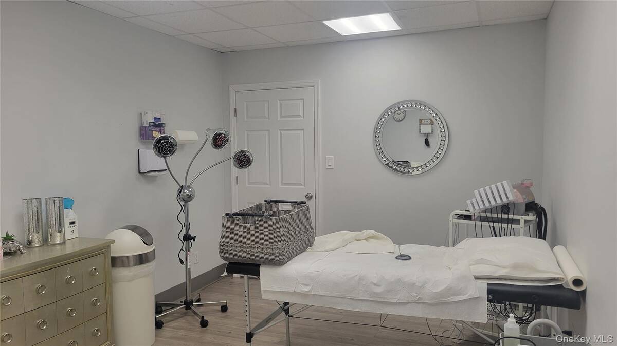 #5 photo, 365 Broadway, Amityville , NY 11701