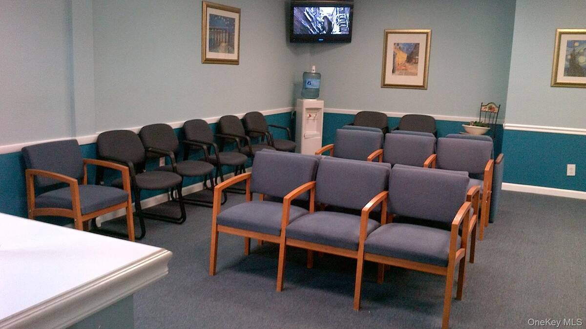 #9 photo, 365 Broadway, Amityville , NY 11701