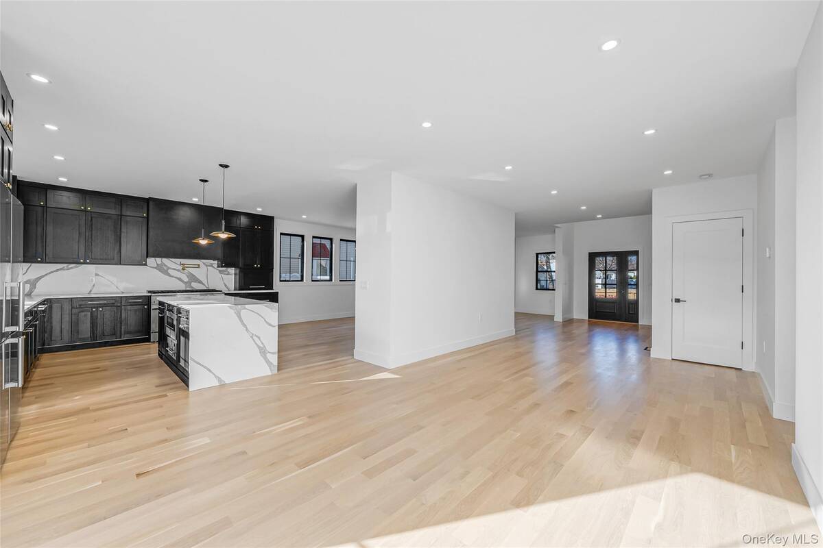 #17 photo, 2386 Marlboro Street, East Meadow , NY 11554