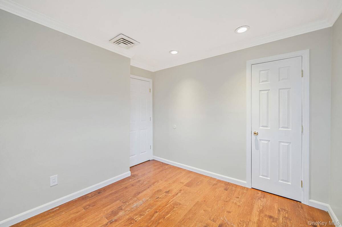 #31 photo, 273 Delaware Avenue, Bay Shore , NY 11706