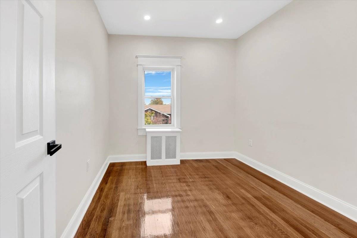 #8 photo, 170 Lawrence St, Mount Vernon , NY 10552