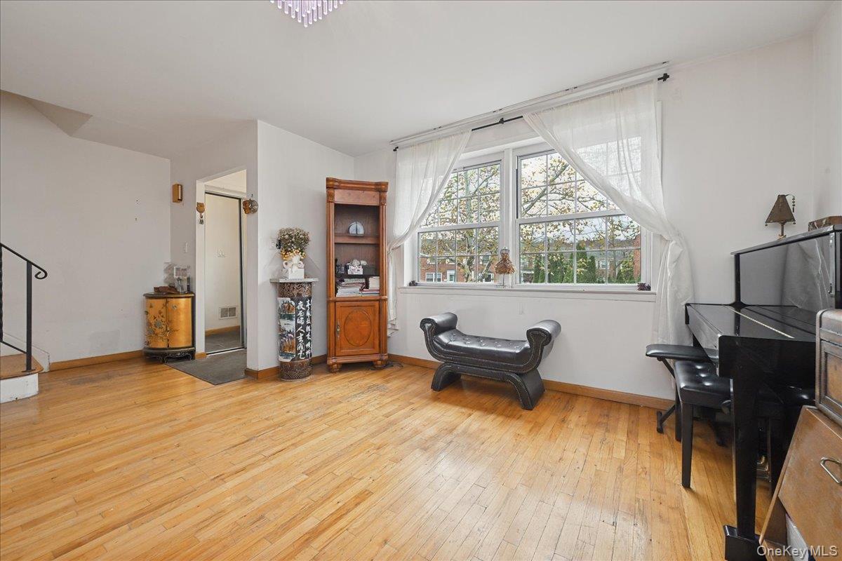 #7 photo, 6239 Douglaston Parkway, Douglaston , NY 11362