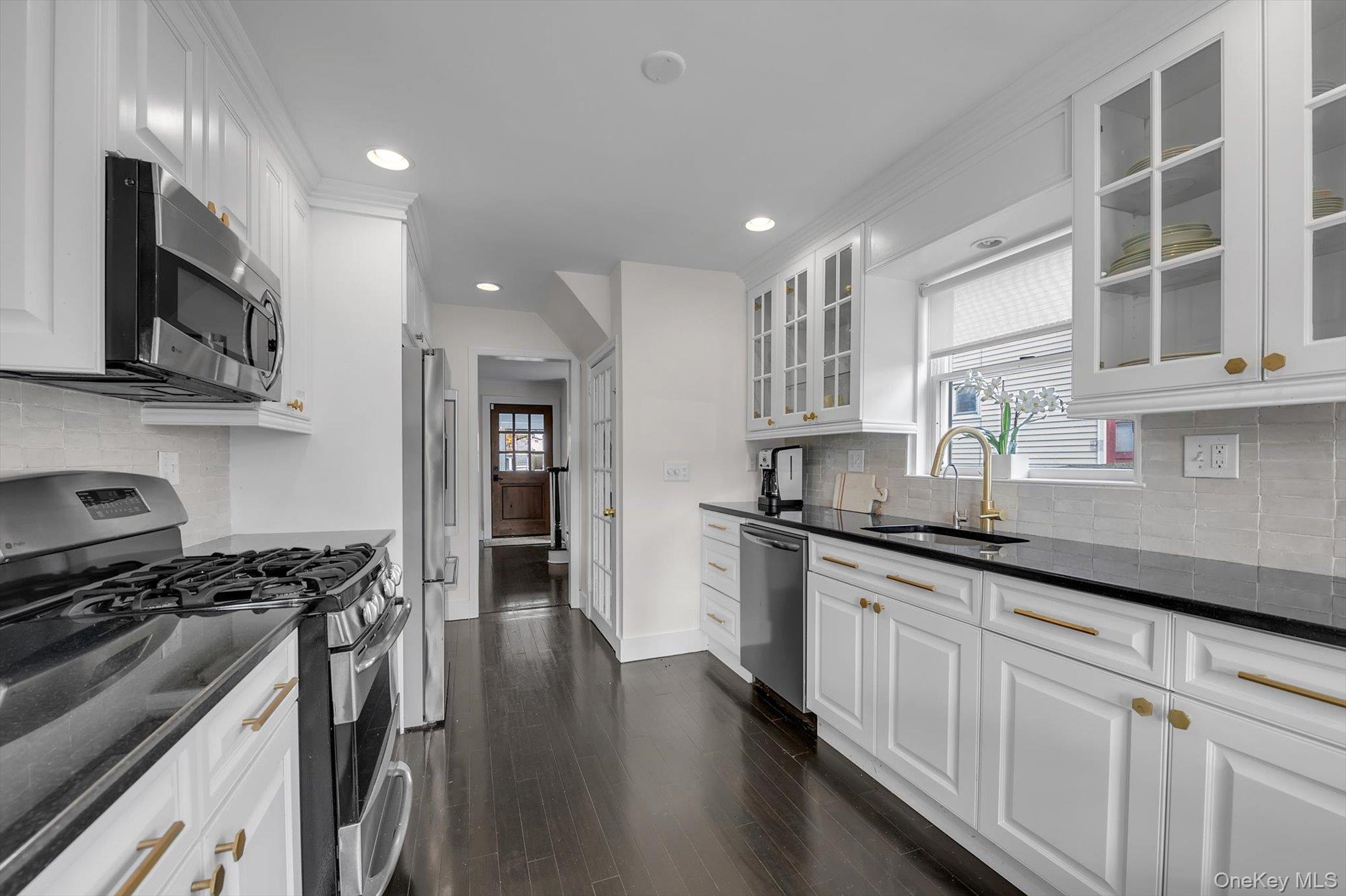 #12 photo, 8 Fairview Avenue, Port Washington , NY 11050