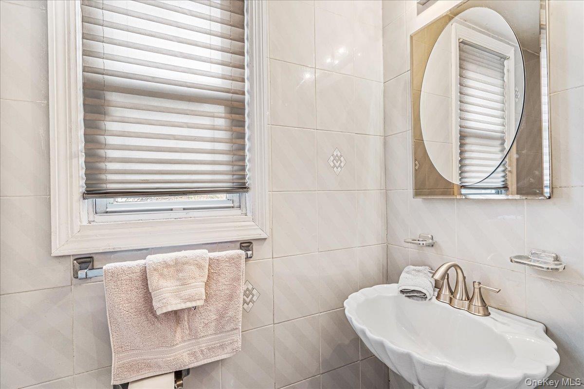 #8 photo, 186-15 Grand Central Parkway, Jamaica Estates , NY 11432