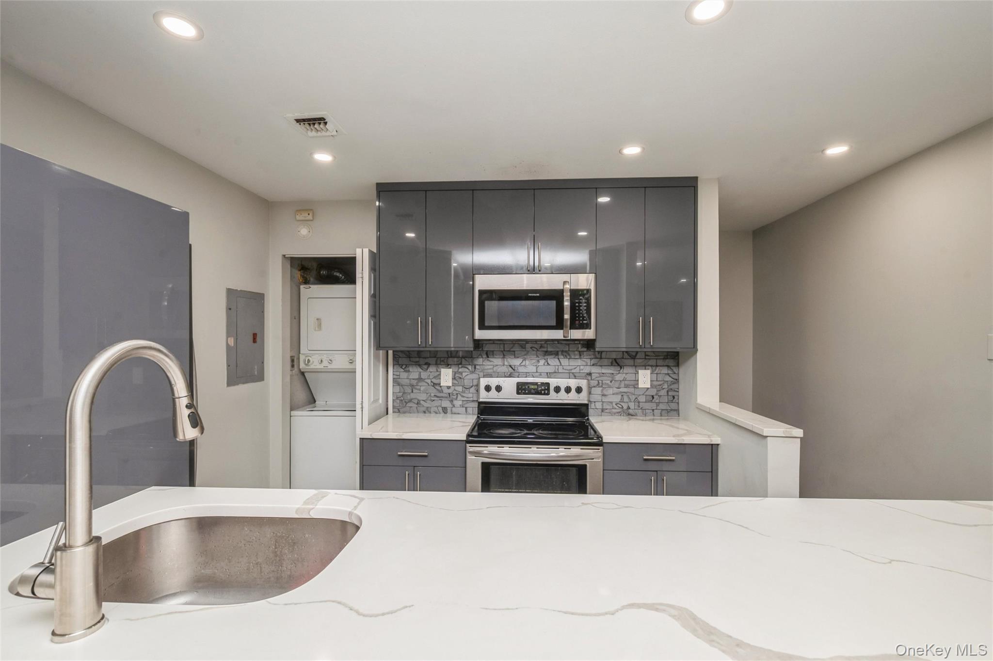 #10 photo, 615 Broadway, サフォーク郡 Amityville , NY 11701