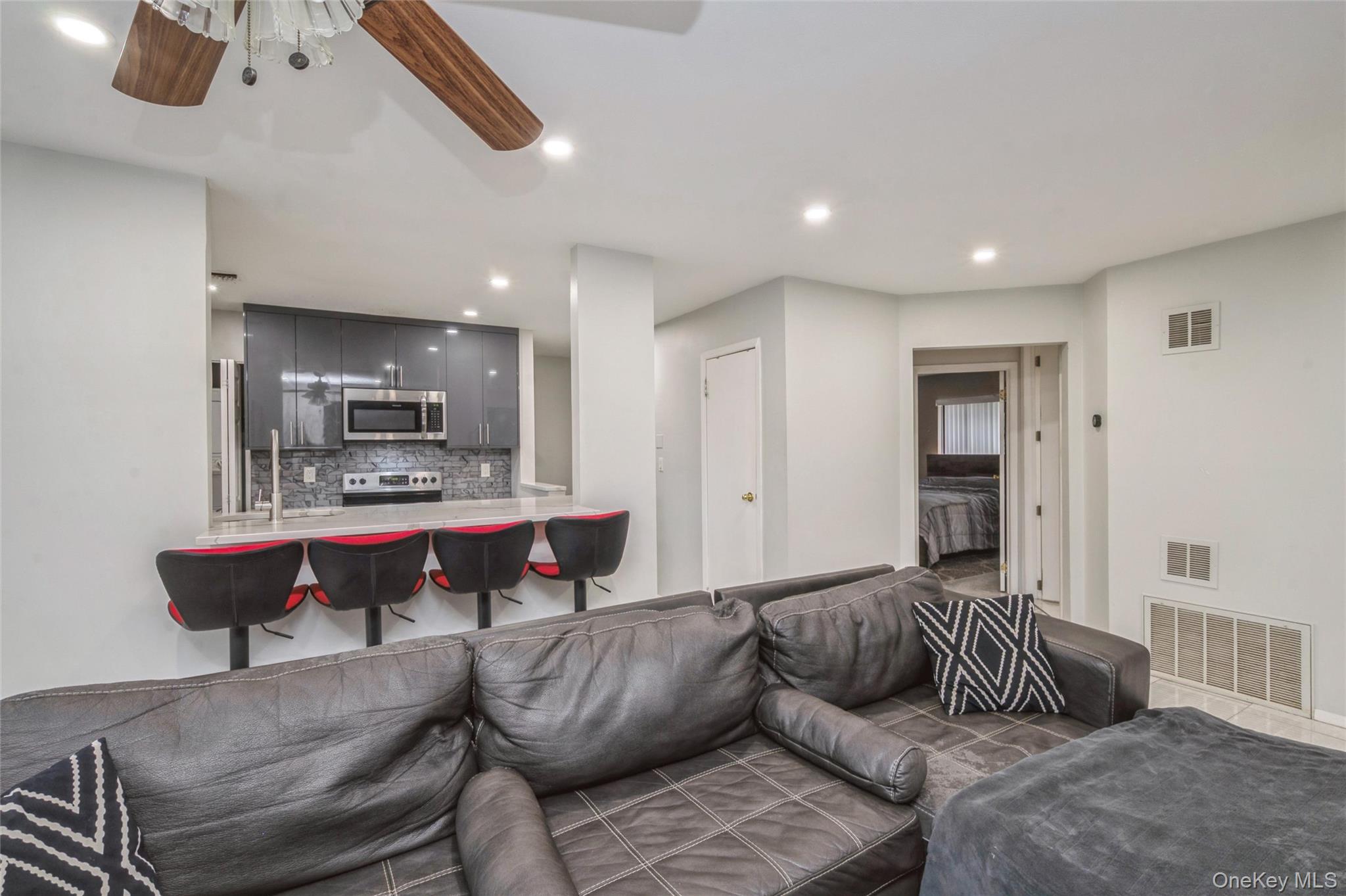 #3 photo, 615 Broadway, サフォーク郡 Amityville , NY 11701