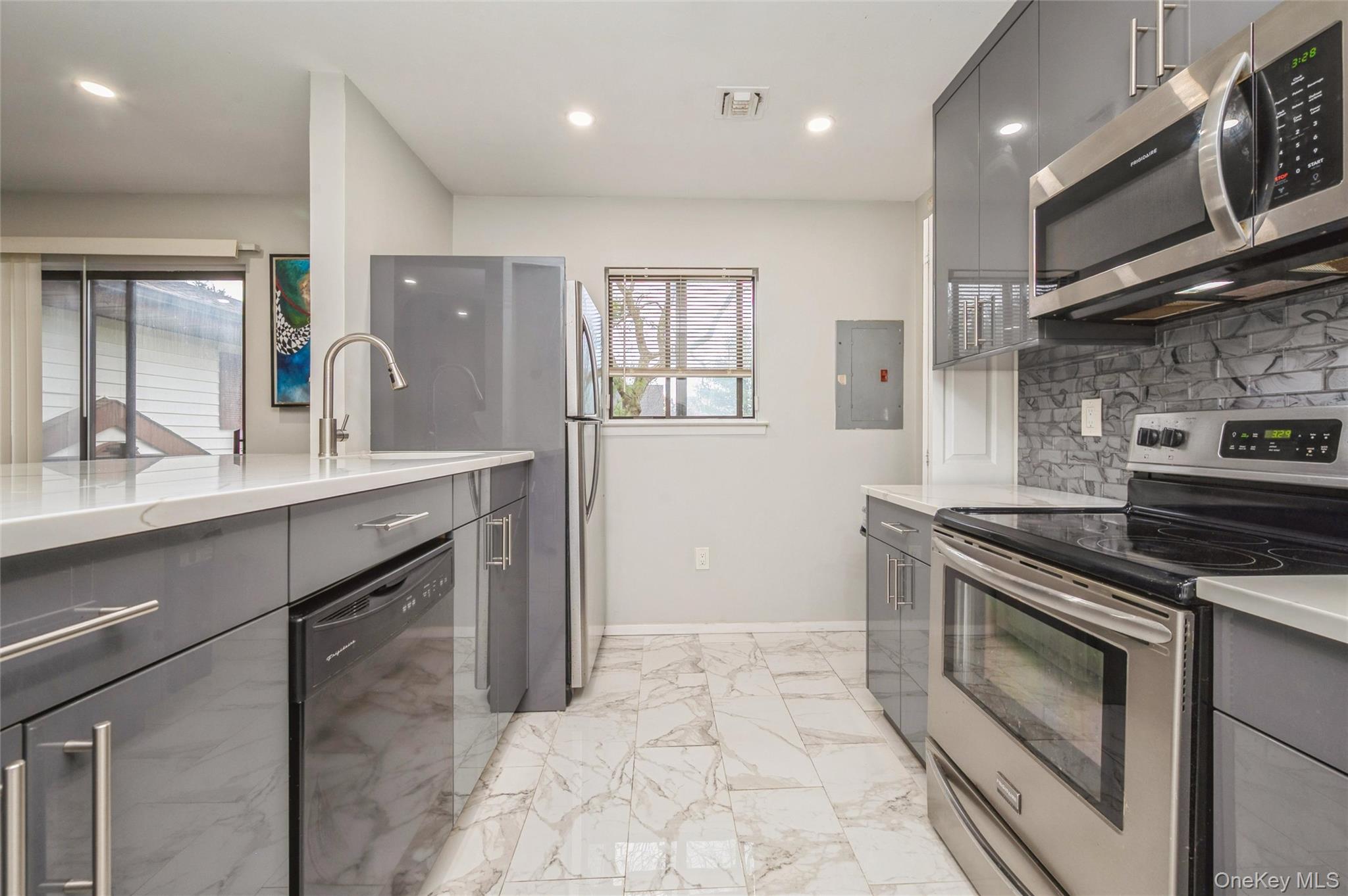 #4 photo, 615 Broadway, サフォーク郡 Amityville , NY 11701