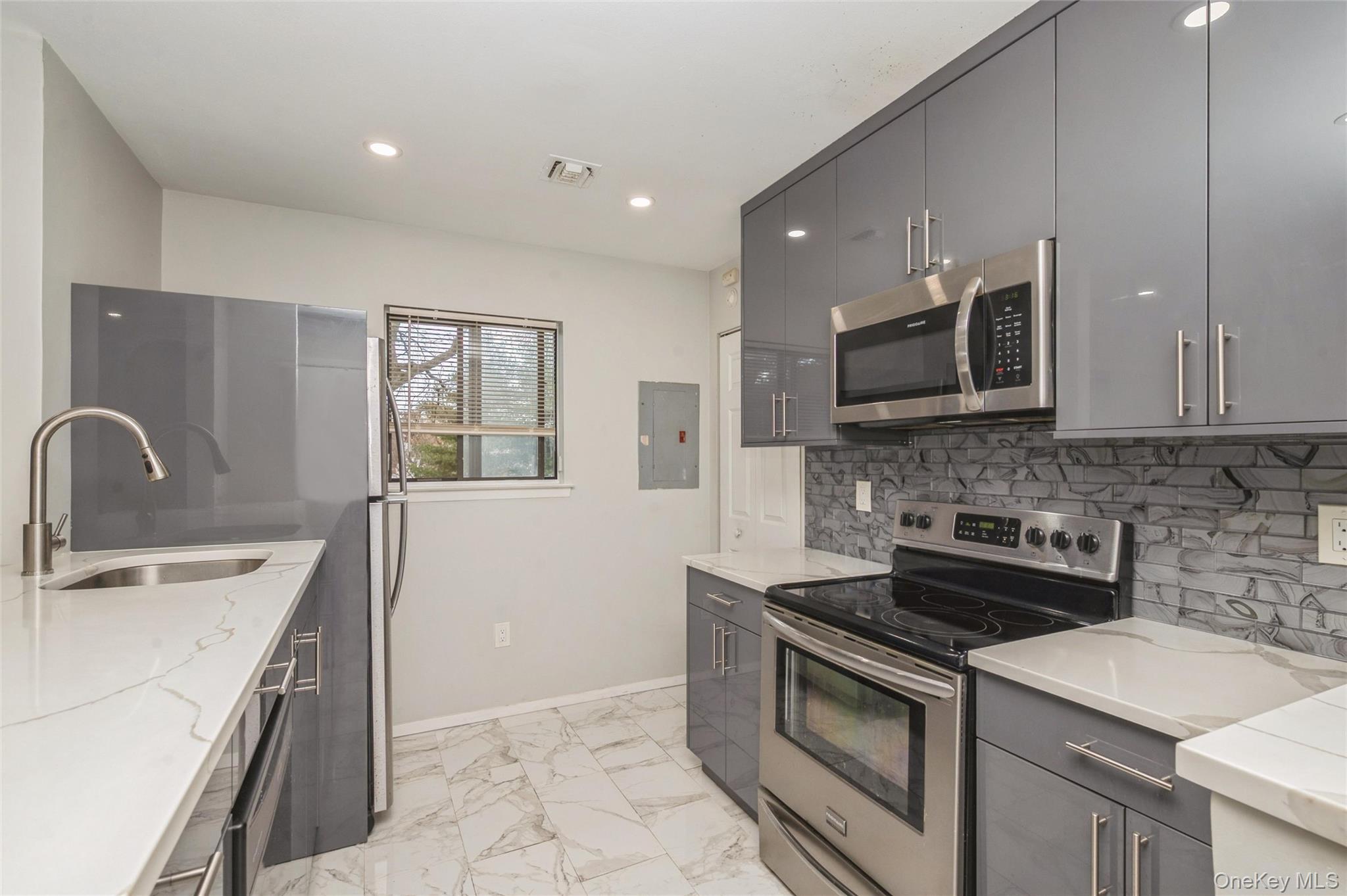 #5 photo, 615 Broadway, サフォーク郡 Amityville , NY 11701