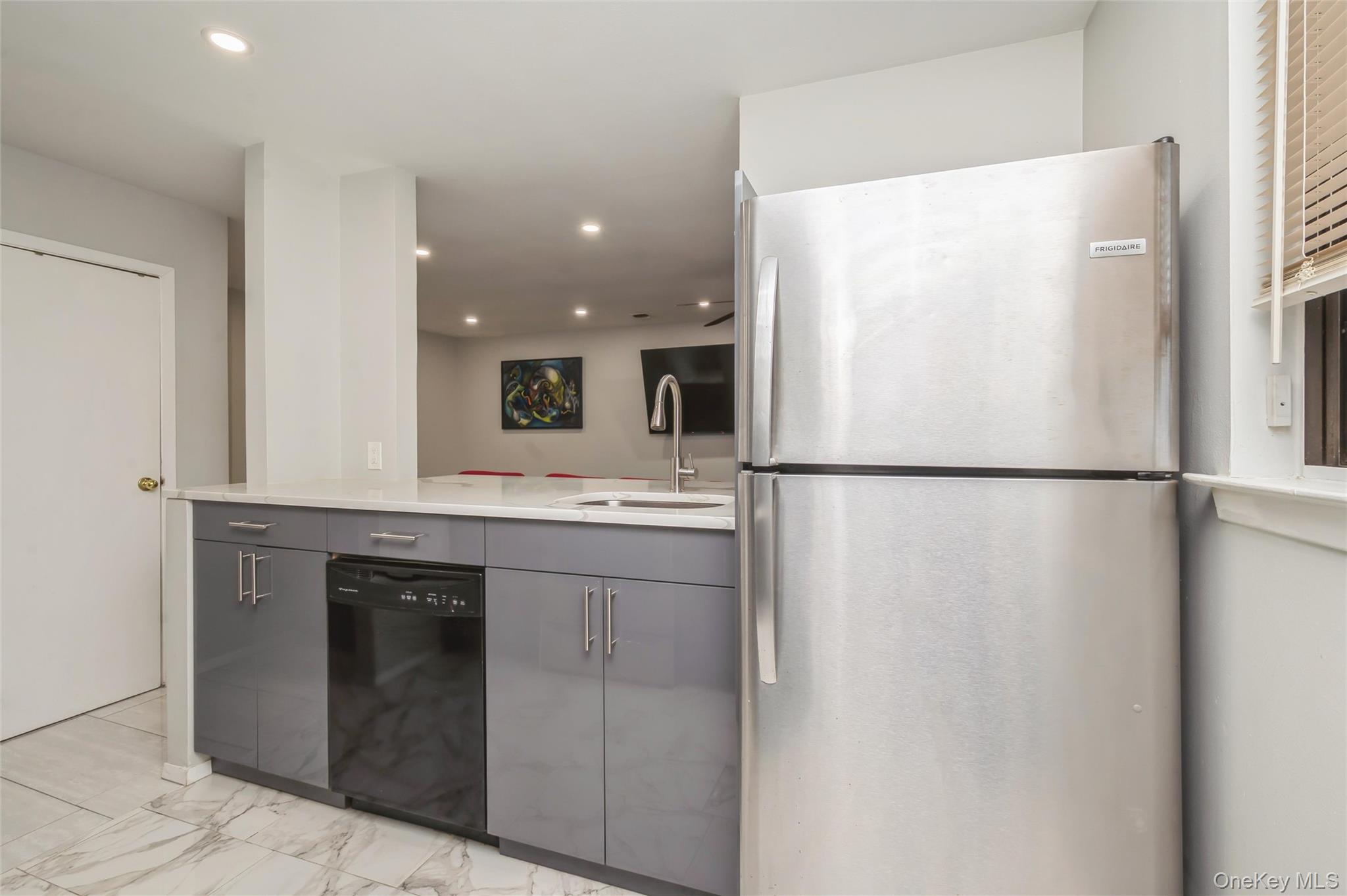 #8 photo, 615 Broadway, サフォーク郡 Amityville , NY 11701