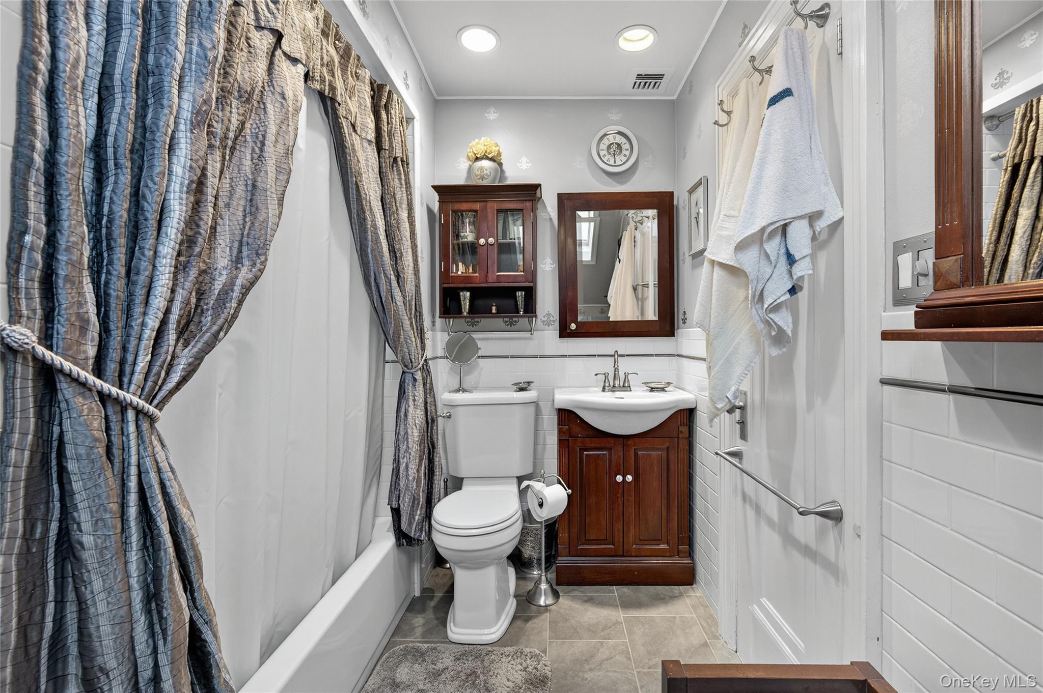 #15 photo, 51 Park Avenue, New Hyde Park , NY 11040