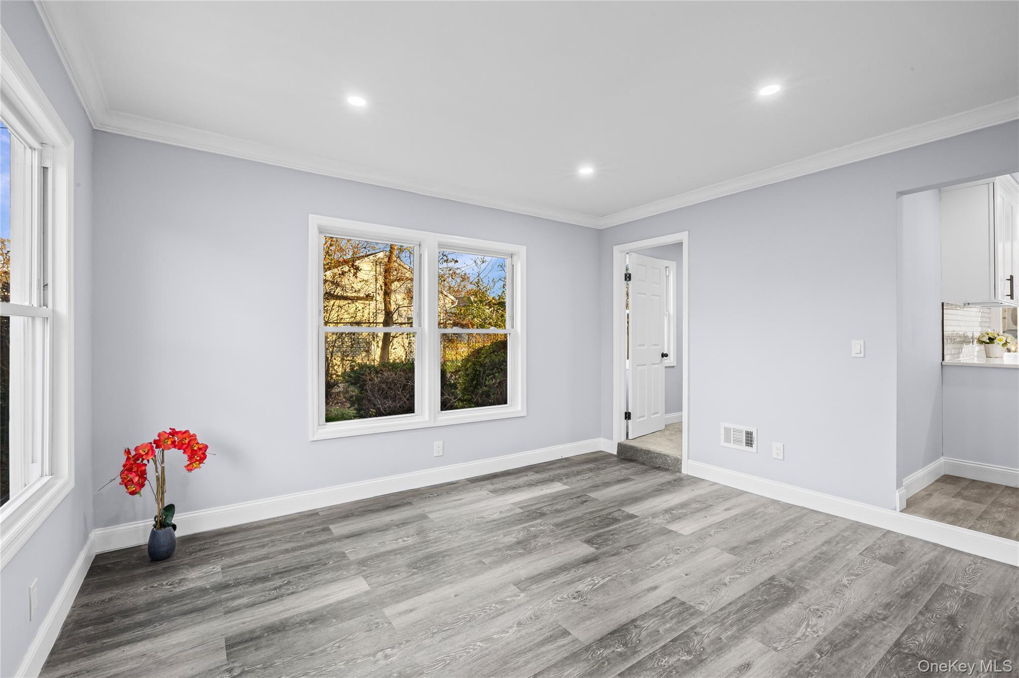 #14 photo, 4 Somerset Road, Amityville , NY 11701