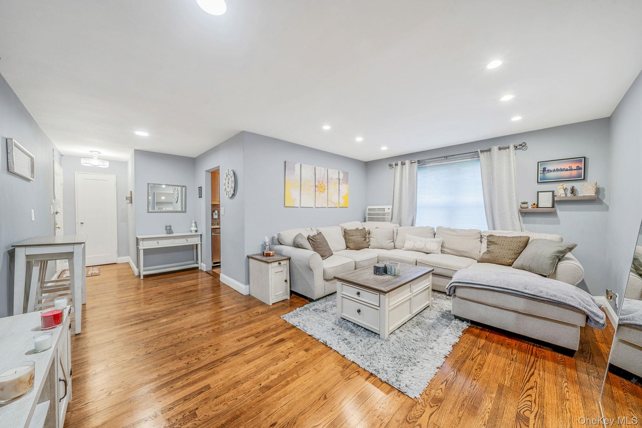 #7 photo, 8 Terrace Circle, Great Neck , NY 11021