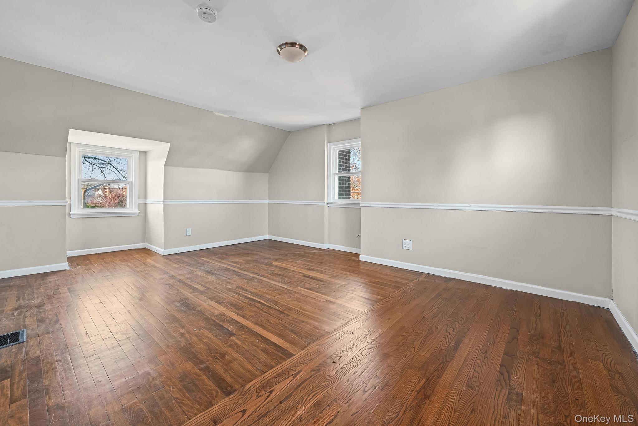 #12 photo, 6 Central Court, Valley Stream , NY 11580