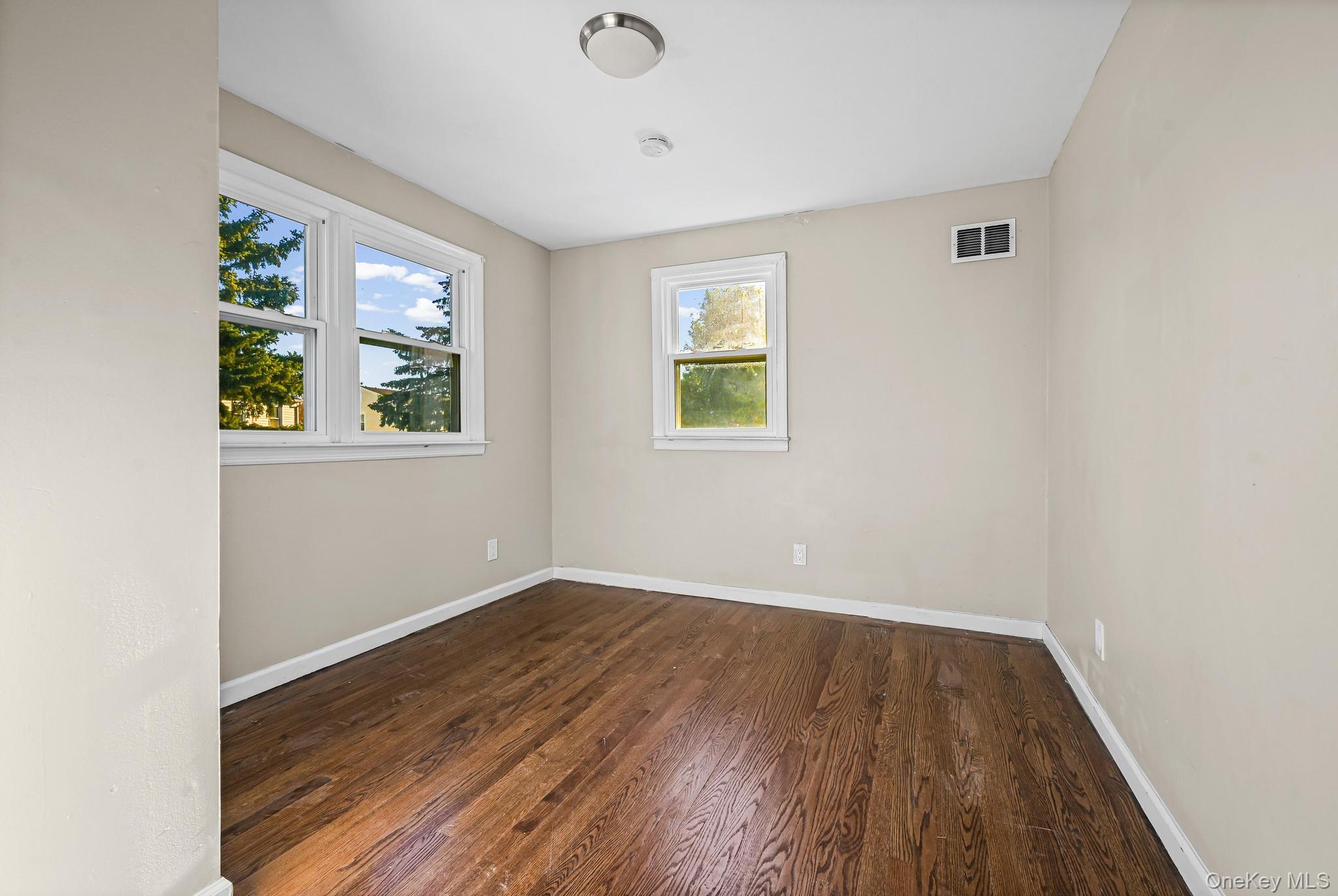 #8 photo, 6 Central Court, Valley Stream , NY 11580