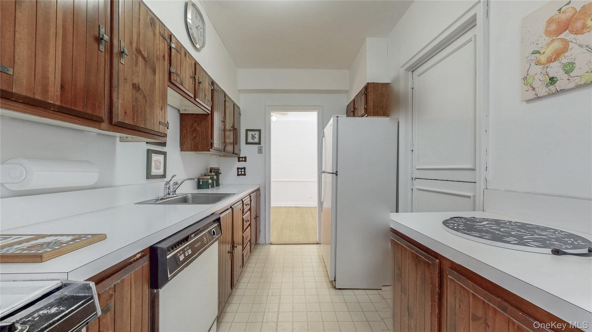 #7 photo, 69-40 Yellowstone Boulevard, Forest Hills , NY 11375