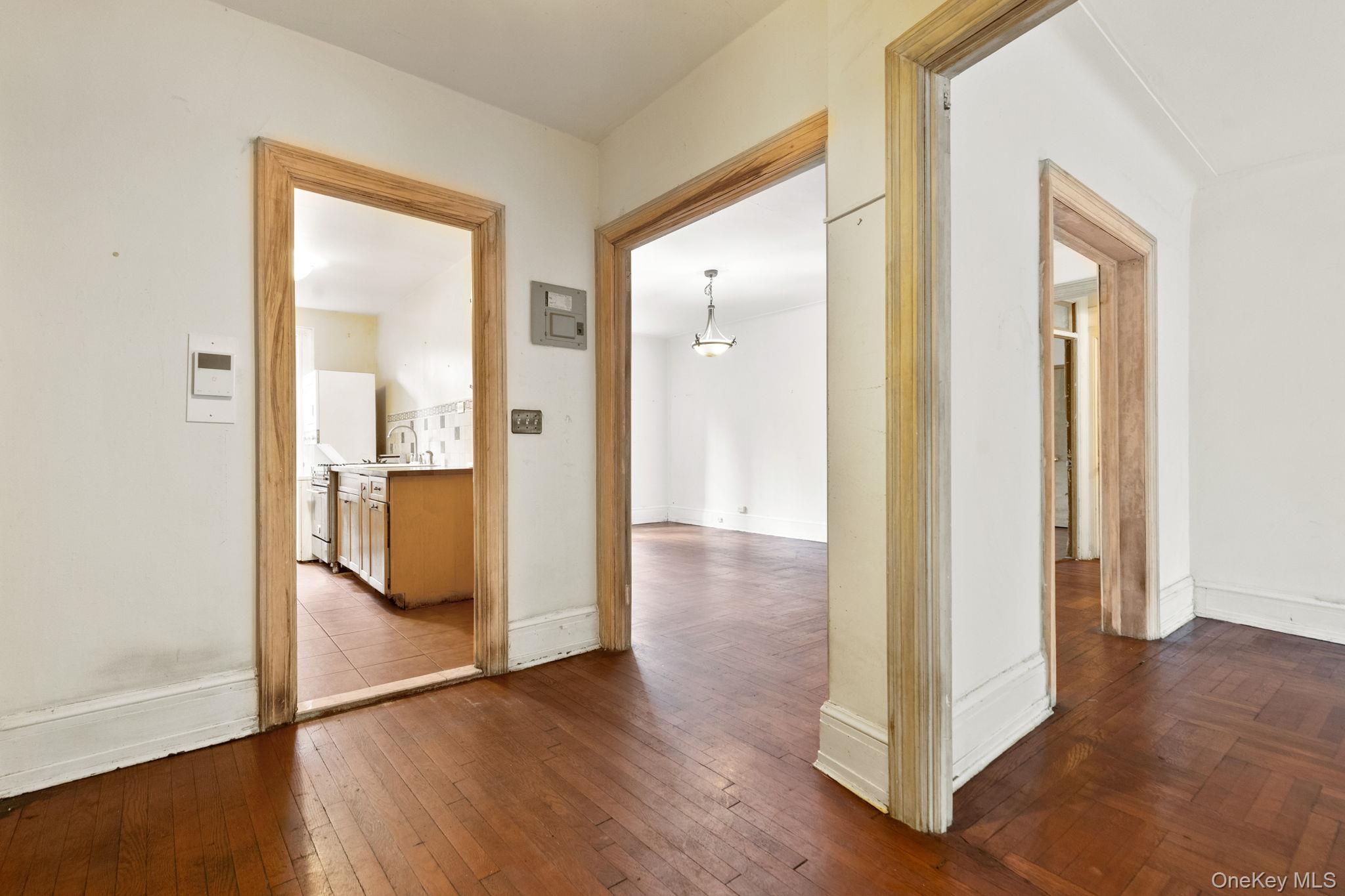 #13 photo, 525 W 238th Street, Bronx , NY 10463