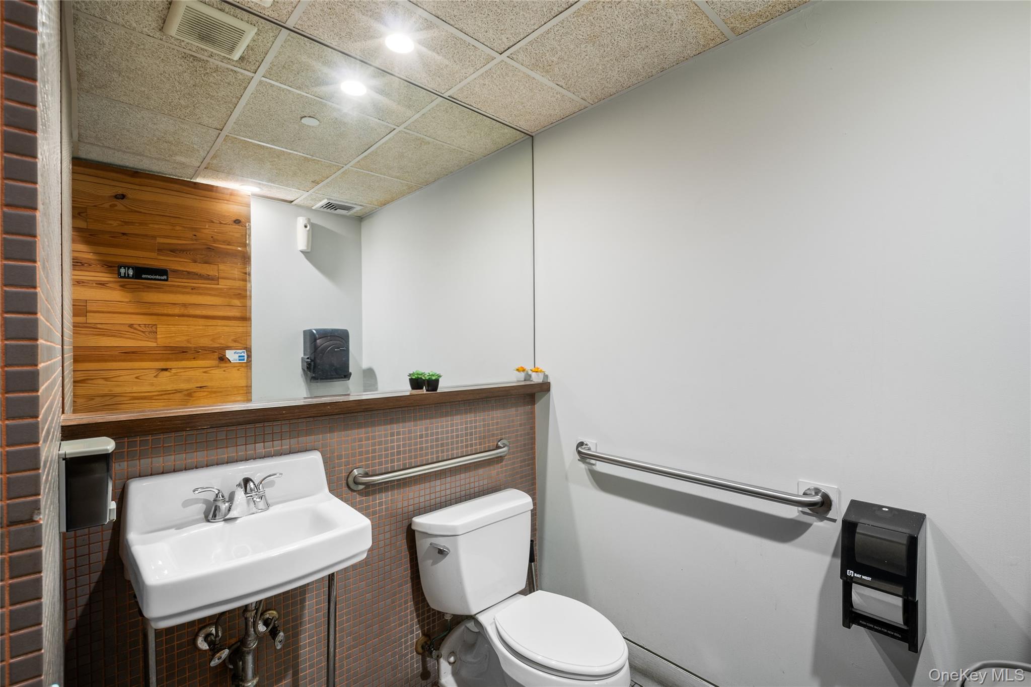 #14 photo, 77 Middle Neck Rd, Great Neck , NY 11021