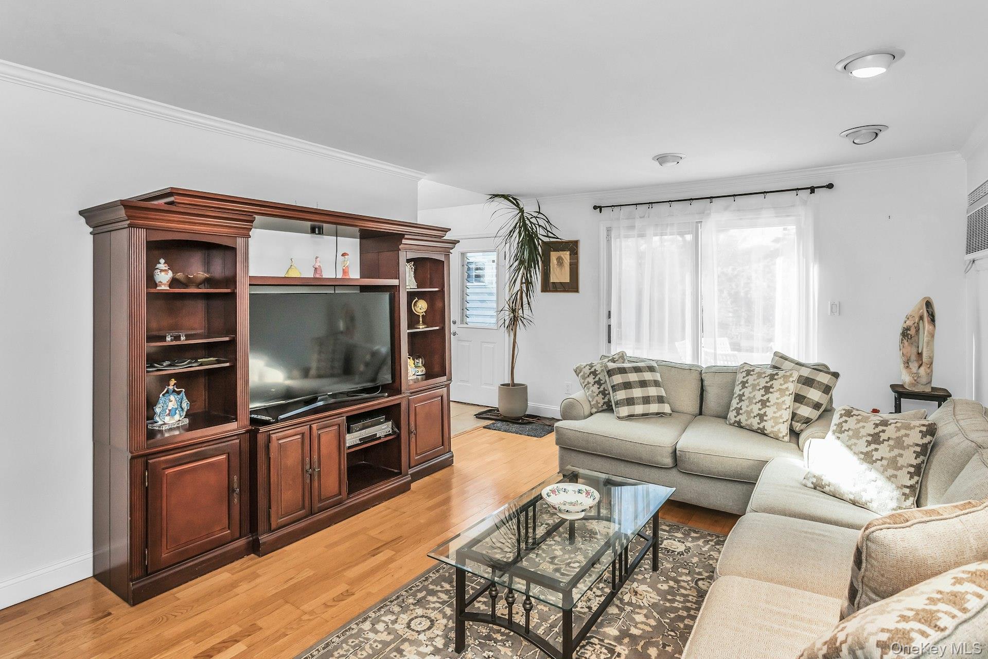 #15 photo, 45 Verleye Avenue, سوفولك East Northport , NY 11731