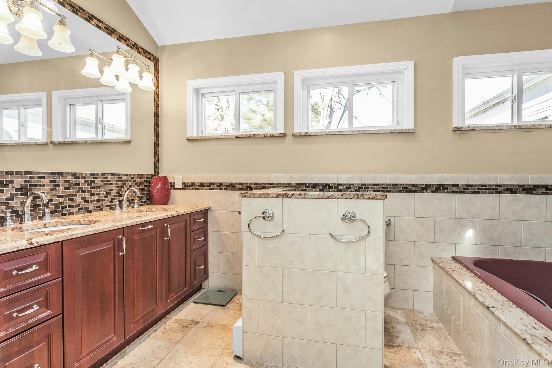 #18 photo, 45 Verleye Avenue, سوفولك East Northport , NY 11731