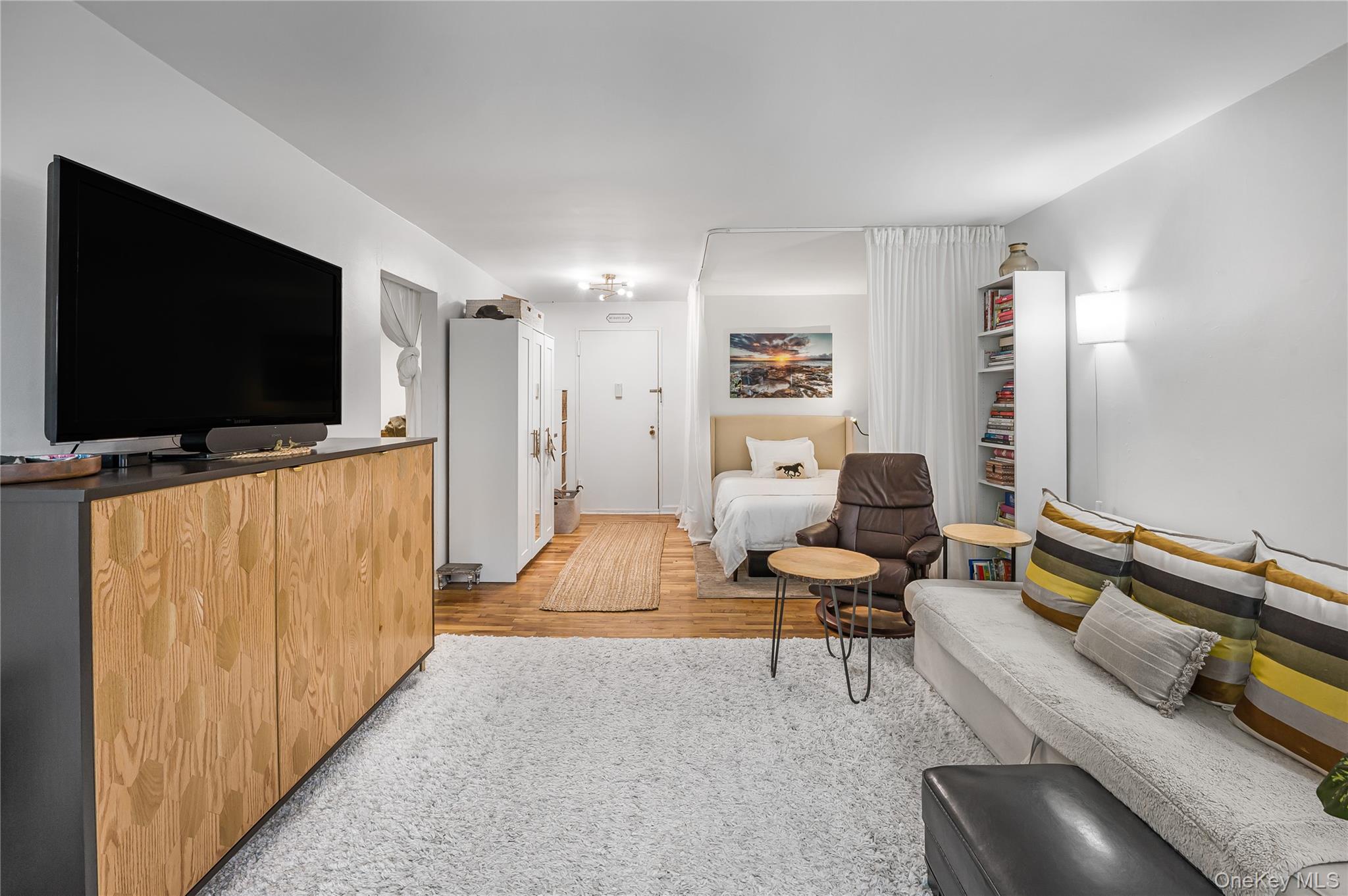 #4 photo, 30 Pearsall Avenue, Glen Cove , NY 11542