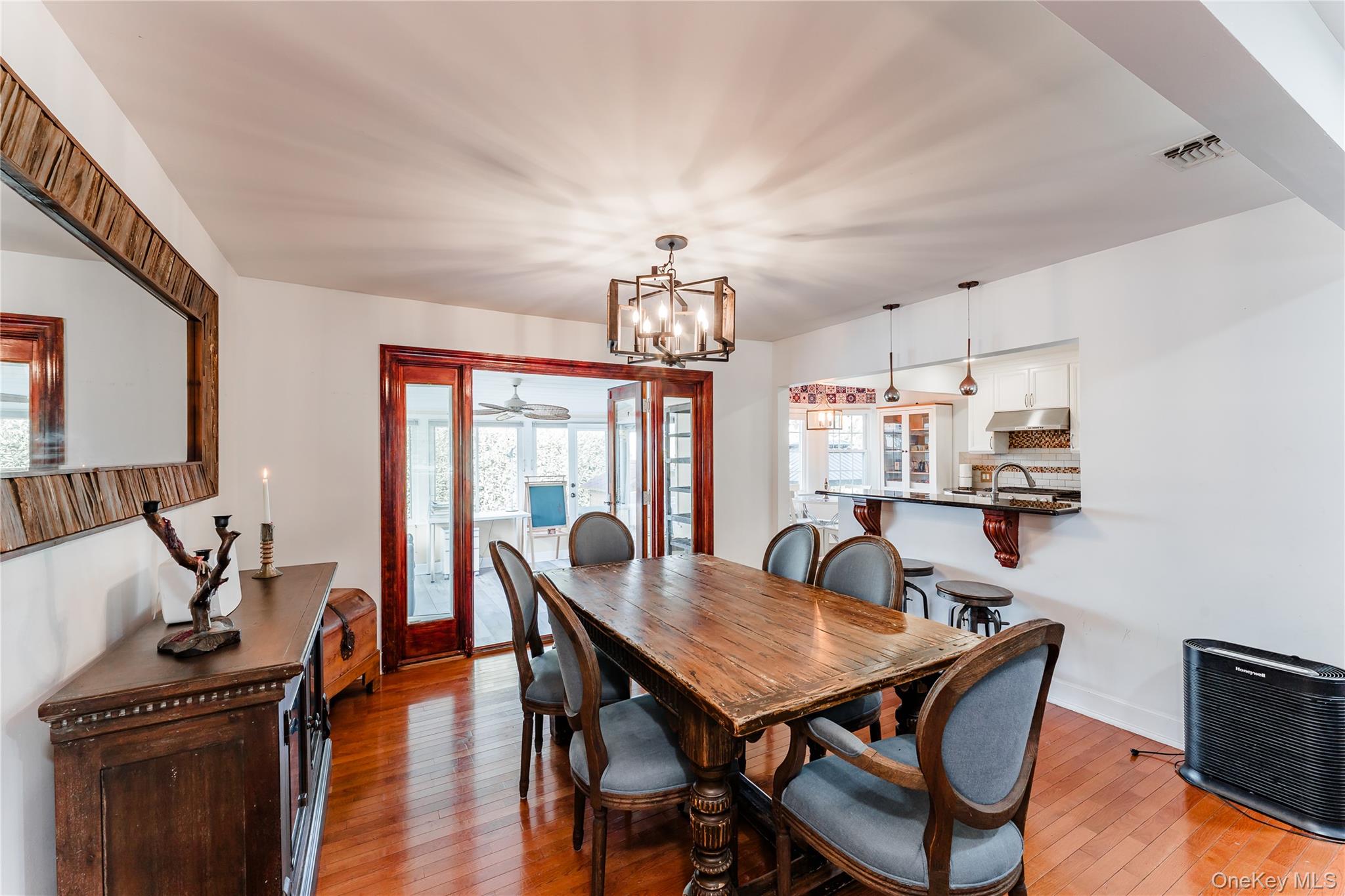 #10 photo, 575 Cornwell Avenue, Malverne , NY 11565