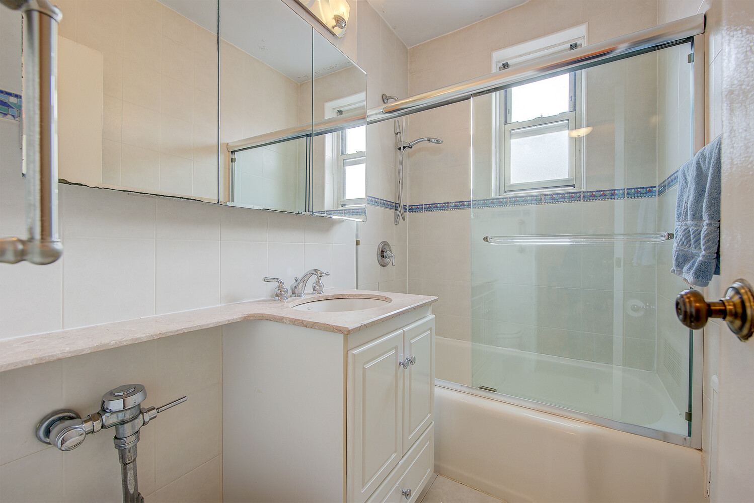 #15 photo, 68-61 YELLOWSTONE Boulevard, Forest Hills , NY 11375