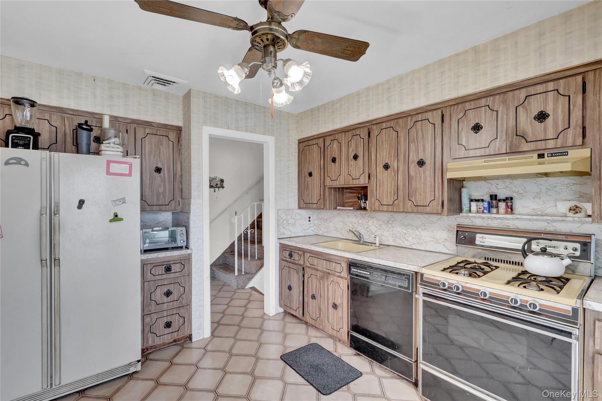 #13 photo, 213 W 24th Street, Deer Park , NY 11729