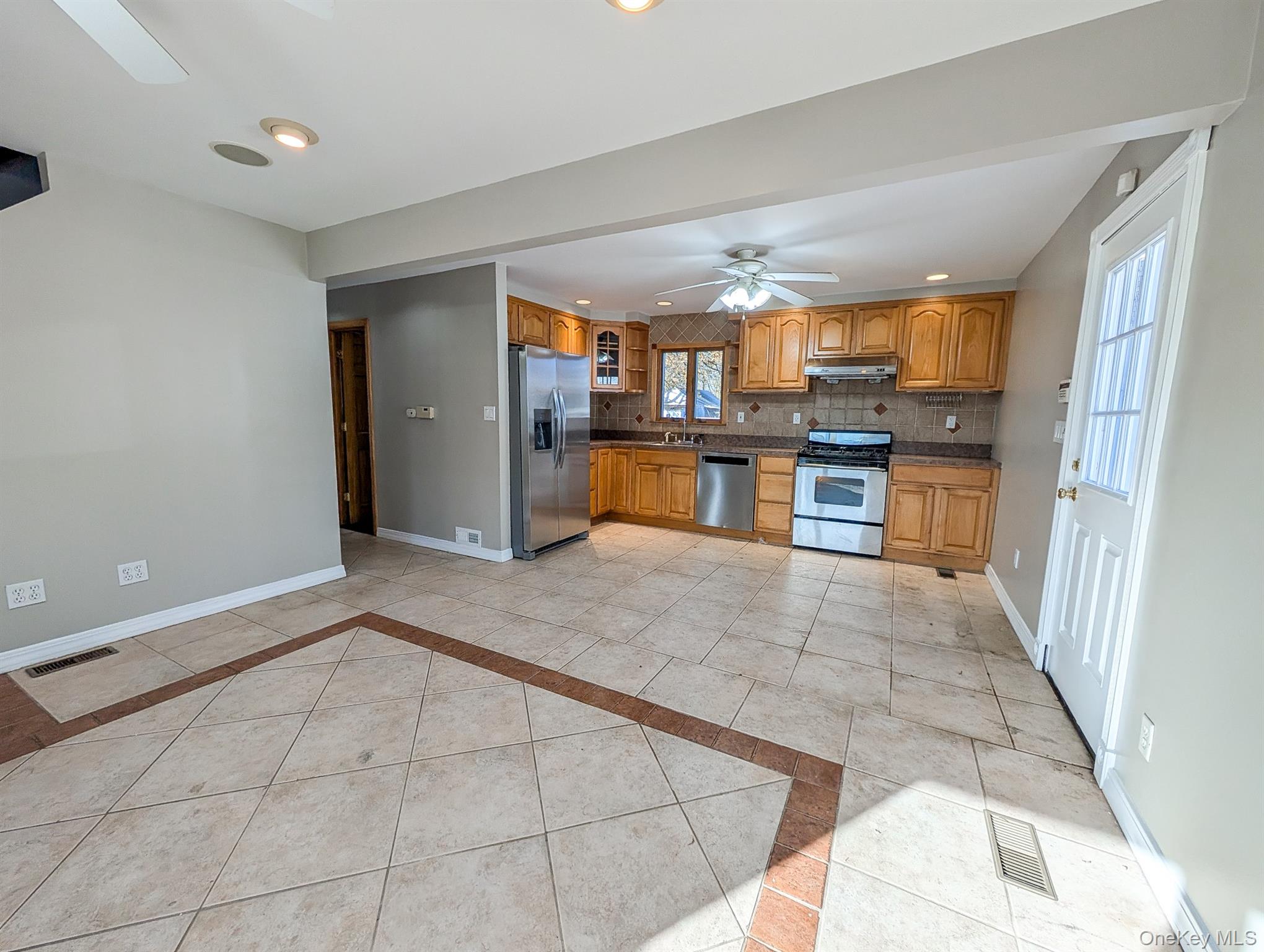 #4 photo, 1221 Jackson Avenue, Lindenhurst , NY 11757